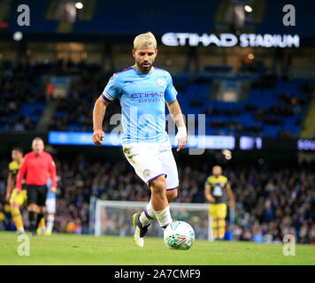 29. Oktober 2019, das Etihad Stadium, Manchester, England; Carabao Schale, Manchester City v Southampton: Sergio Agüero (10) von Manchester City steuert die Kugel Credit: Conor Molloy/News Bilder Stockfoto