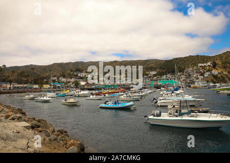 Yachten & Segelboote vor Anker im Hafen von Avalon auf Santa Catalina Island. Vor der Küste von Süd-Kalifornien Stockfoto