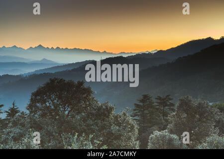 Himalayan range während Sunrise in verschiedenen Farben Stockfoto