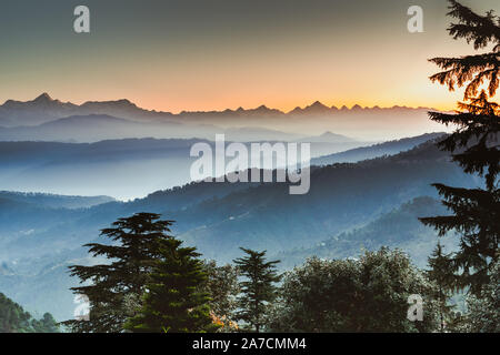 Himalayan range während Sunrise in verschiedenen Farben Stockfoto