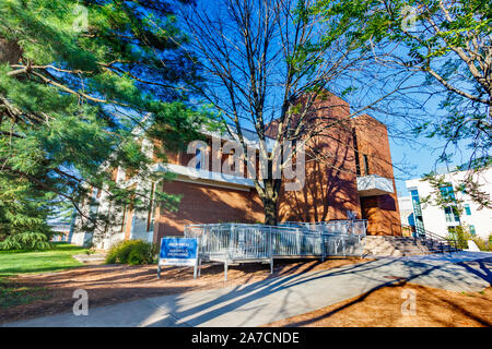 CHARLOTTESVILLE, VA, USA - 15. April: Maschinenbau Gebäude am 15. April 2016 an der Universität von Virginia in Charlottesville, Virginia. Stockfoto