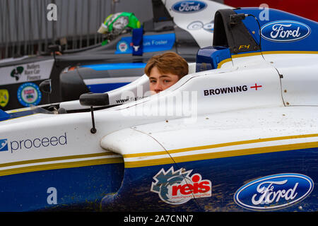 Lukas Browning Antriebe von fahrerlager Garage nach Samstag qualifizieren. Britische Formel 4. Letzten Rennwochenende der Saison. Brands Hatch, 12 Okt 2019 Stockfoto