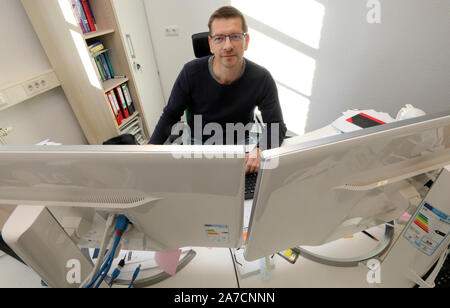 Dummerstorf, Deutschland. 30 Okt, 2019. Tom Goldammer, Leiter der Abteilung für Genetik am Institut für Genomforschung an der Leibniz Institut für die Biologie Landwirtschaftlicher Nutztiere (FBN), arbeitet am Computer. Er ist Leiter der Zanders Genomforschung Projekt, das wurde jetzt erfolgreich abgeschlossen. Es besteht aus 24 Chromosomen und, mit ca. 1 Milliarden Basenpaare, ist etwa ein Drittel der Größe eines mammalian Genome. Die Bildung des Genoms ist wichtig für die Haltung von Zander in der Aquakultur. Quelle: Bernd Wüstneck/dpa-Zentralbild/ZB/dpa/Alamy leben Nachrichten Stockfoto