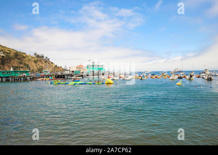 Yachten & Segelboote vor Anker im Hafen von Avalon auf Santa Catalina Island. Vor der Küste von Süd-Kalifornien Stockfoto