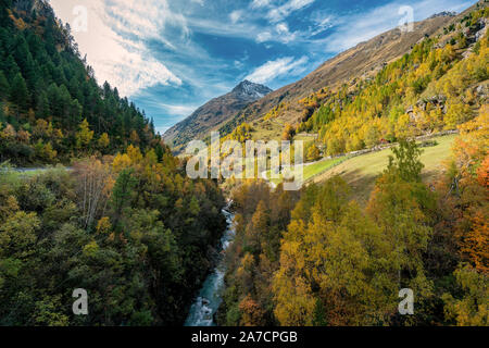 Blick auf die Wildspitze Berg an der Venter Ache Tal in der Nähe von winterstall mit schönen farbigen Bäume an einem strahlenden Herbsttag mit blauer Himmel Stockfoto