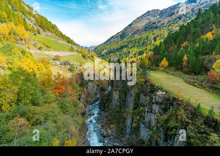Ansicht der Venter Ache Tal in der Nähe von winterstall mit schönen farbigen Bäume an einem strahlenden Herbsttag mit blauer Himmel Stockfoto