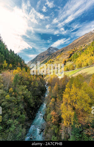 Blick auf die Wildspitze Berg an der Venter Ache Tal in der Nähe von winterstall mit schönen farbigen Bäume an einem strahlenden Herbsttag mit blauer Himmel Stockfoto