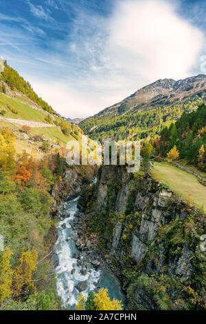 Ansicht der Venter Ache Tal in der Nähe von winterstall mit schönen farbigen Bäume an einem strahlenden Herbsttag mit blauer Himmel Stockfoto