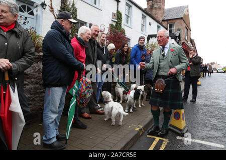 Der Prinz von Wales, bekannt als The Duke of Rothesay, während in Schottland, trifft auf die Einheimischen als er ankommt die Mainstreet Handelsunternehmen, Melrose, Melrose, einem alten Auktionshaus und Lebensmittelhändler, die in einer Buchhandlung, Deli, Cafe und Home Store umgewandelt wurde, zu besuchen. Stockfoto