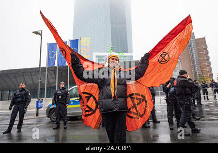 01 November 2019, Hessen, Frankfurt/Main: Als Schmetterling verkleidet, diese Frau ist Teil des 'Aussterben Rebellion" Protestbewegung, die Teilnahme an einer Kundgebung vor dem Sitz der EZB im Hinblick auf die Einweihung des neuen EZB-Präsident Lagarde. Foto: Boris Roessler/dpa Stockfoto