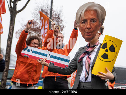 01 November 2019, Hessen, Frankfurt/Main: Verkleidet als Christine Lagarde ist eine Frau, die von der Protestbewegung Attac, wer ist die Teilnahme an einer Kundgebung vor der EZB-Zentrale am Tag der Einweihung der neuen EZB-Präsident Lagarde. Foto: Boris Roessler/dpa Stockfoto