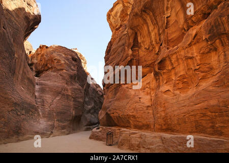 Weg durch den Siq, der engen Schlucht Passage, die Sie zu Fuß entlang Petra, Jordanien zu erreichen. Stockfoto