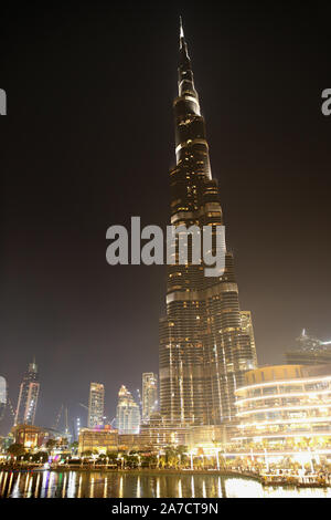 Im Zentrum der Stadt mit der Skyline und der Burj Khalifa bei Nacht Zeit, den höchsten Wolkenkratzer der Welt, bei 829.8 m und das 63-stöckige, 302,2 Stockfoto