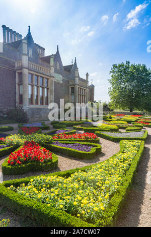 Die bunten Parterre hat sich von den ursprünglichen 1700 neu erstellt worden s in Charlecote Park, einem 16. Jahrhundert country house in Warwickshire, England, Großbritannien Pläne Stockfoto