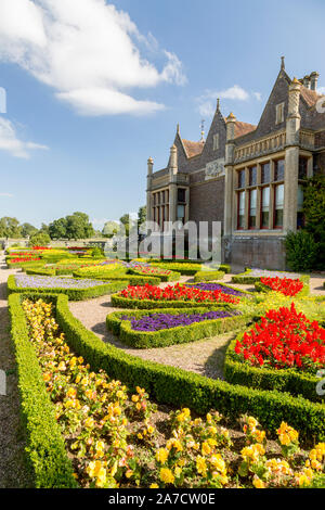 Die bunten Parterre hat sich von den ursprünglichen 1700 neu erstellt worden s in Charlecote Park, einem 16. Jahrhundert country house in Warwickshire, England, Großbritannien Pläne Stockfoto