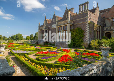 Die bunten Parterre hat sich von den ursprünglichen 1700 neu erstellt worden s in Charlecote Park, einem 16. Jahrhundert country house in Warwickshire, England, Großbritannien Pläne Stockfoto