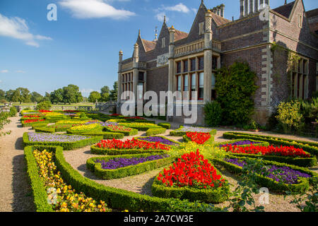 Die bunten Parterre hat sich von den ursprünglichen 1700 neu erstellt worden s in Charlecote Park, einem 16. Jahrhundert country house in Warwickshire, England, Großbritannien Pläne Stockfoto