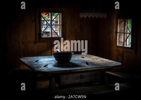 Pfanne auf hölzernen Tisch in traditionellen alten Bauernhaus in Österreich Stockfoto