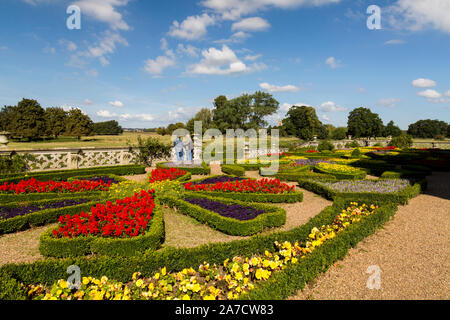 Die bunten Parterre hat sich von den ursprünglichen 1700 neu erstellt worden s in Charlecote Park, einem 16. Jahrhundert country house in Warwickshire, England, Großbritannien Pläne Stockfoto