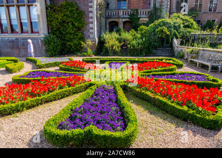 Die bunten Parterre hat sich von den ursprünglichen 1700 neu erstellt worden s in Charlecote Park, einem 16. Jahrhundert country house in Warwickshire, England, Großbritannien Pläne Stockfoto