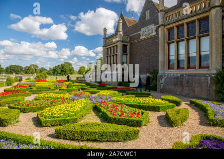 Die bunten Parterre hat sich von den ursprünglichen 1700 neu erstellt worden s in Charlecote Park, einem 16. Jahrhundert country house in Warwickshire, England, Großbritannien Pläne Stockfoto