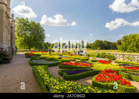 Die bunten Parterre hat sich von den ursprünglichen 1700 neu erstellt worden s in Charlecote Park, einem 16. Jahrhundert country house in Warwickshire, England, Großbritannien Pläne Stockfoto