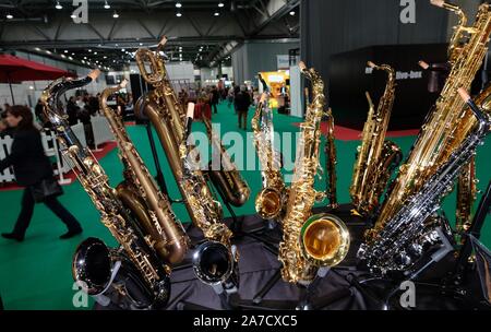 Leipzig, Deutschland. 01 Nov, 2019. Saxophone werden in einem Saal des Leipziger Messe ausgestellt werden. Gibt die Messe "usicpark" findet vom 01. bis 03.11.2019, welche Adressen hobby Musiker, Musikbegeisterte, Musik Schüler und Anfänger. Credit: Sebastian Willnow/dpa-Zentralbild/dpa/Alamy leben Nachrichten Stockfoto