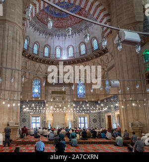 EDIRNE, Türkei - 9. März: muslimische Gebet im Inneren der Selimiye Moschee am 9 März, 2019 in Edirne, Türkei. Selimiye Moschee im Jahre 1575 vom Architekten gebaut Stockfoto