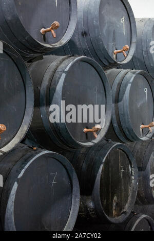 Die Produktion von befestigten Jerez, Xeres, Sherry Weine in alten, dunklen Eiche Fässern in Sherry triangle, Jerez La Frontera, El Puerto Santa Maria und Sanlucar B Stockfoto