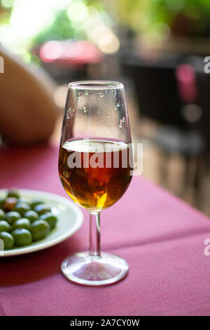 Sherry Weinprobe im Weinkeller, Auswahl an verschiedenen Jerez angereicherte Weine von trocken bis sehr süß in Gläsern, Jerez de la Frontera, Andalusien, Stockfoto