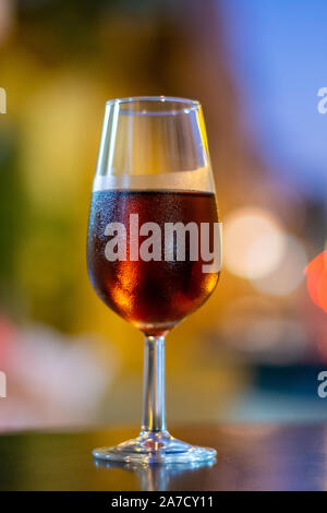 Weihnachten Sherry, trocken oder süß Jerez mit Alkohol angereicherter Wein in Gläsern und Straßenlaternen, Jerez de la Frontera, Andalusien, Spanien in der Nähe von Stockfoto
