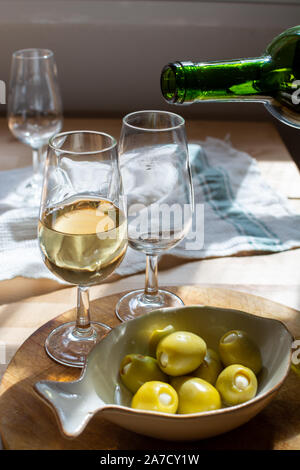 Sherry Wein Tasting, trocken oder Palomino Fino, Manzanilla Jerez mit Alkohol angereicherter Wein in Gläsern, Jerez de la Frontera, Andalusien, Spanien in der Nähe von Stockfoto