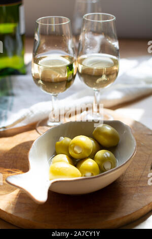 Sherry Wein Tasting, trocken oder Palomino Fino, Manzanilla Jerez mit Alkohol angereicherter Wein in Gläsern, Jerez de la Frontera, Andalusien, Spanien in der Nähe von Stockfoto