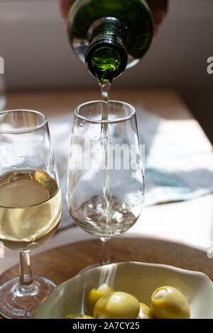 Sherry Wein Tasting, trocken oder Palomino Fino, Manzanilla Jerez mit Alkohol angereicherter Wein in Gläsern, Jerez de la Frontera, Andalusien, Spanien in der Nähe von Stockfoto
