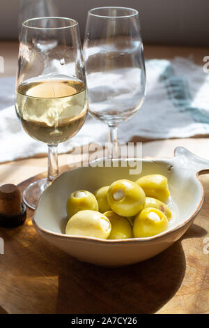 Sherry Wein Tasting, trocken oder Palomino Fino, Manzanilla Jerez mit Alkohol angereicherter Wein in Gläsern, Jerez de la Frontera, Andalusien, Spanien in der Nähe von Stockfoto