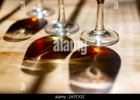 Sherry Weinprobe im Weinkeller, Auswahl an verschiedenen Jerez angereicherte Weine von trocken bis sehr süß in Gläsern, Jerez de la Frontera, Andalusien, Stockfoto