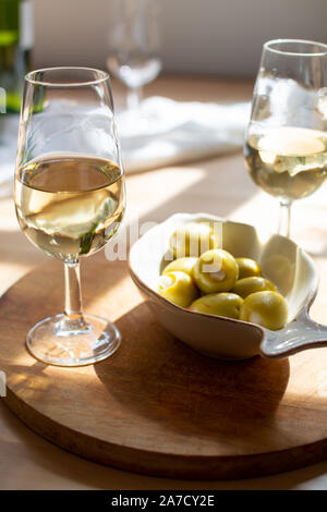 Sherry Wein Tasting, trocken oder Palomino Fino, Manzanilla Jerez mit Alkohol angereicherter Wein in Gläsern, Jerez de la Frontera, Andalusien, Spanien in der Nähe von Stockfoto