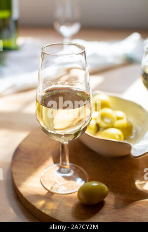 Sherry Wein Tasting, trocken oder Palomino Fino, Manzanilla Jerez mit Alkohol angereicherter Wein in Gläsern, Jerez de la Frontera, Andalusien, Spanien in der Nähe von Stockfoto