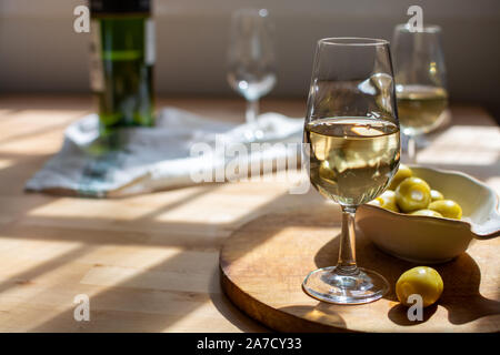 Sherry Wein Tasting, trocken oder Palomino Fino, Manzanilla Jerez mit Alkohol angereicherter Wein in Gläsern, Jerez de la Frontera, Andalusien, Spanien in der Nähe von Stockfoto