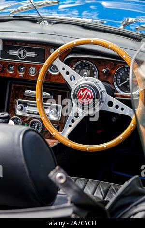 Das Lenkrad von einem MG Oldtimer Stockfoto