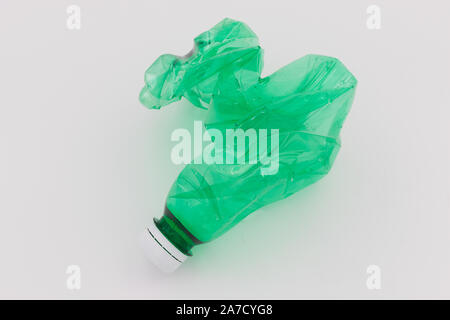 Alte Plastikflasche in den Papierkorb. Stockfoto