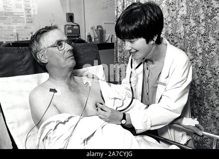 Arzt untersuchen Patienten in der Unfall-, Queen's Medical Center Krankenhaus, Nottingham 1990 UK Stockfoto