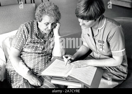 Personal nurse & Patient, City Hospital, Nottingham, Großbritannien 1991 Stockfoto