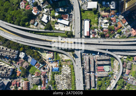 Ansicht von oben, beeindruckende Luftaufnahme des Kuala Lumpur City mit einer verkehrsreichen Straße Kreuzung. Stockfoto