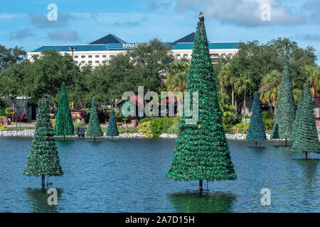 Orlando, Florida. Oktober 29, 2019. Weihnachtsbäume am blauen See in Seaworld Stockfoto