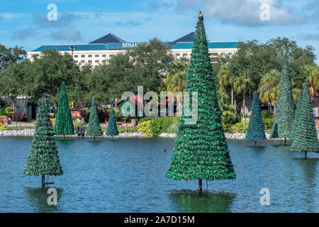 Orlando, Florida. Oktober 29, 2019. Weihnachtsbäume am blauen See in Seaworld Stockfoto