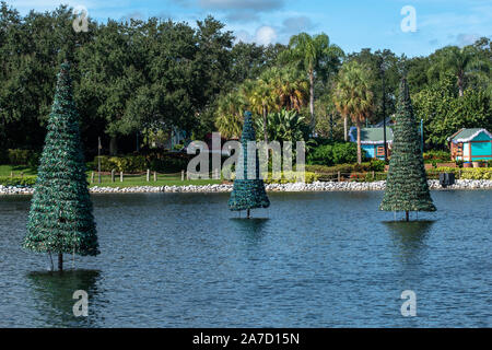 Orlando, Florida. Oktober 29, 2019. Weihnachtsbäume am blauen See in Seaworld Stockfoto