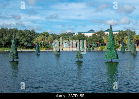 Orlando, Florida. Oktober 29, 2019. Weihnachtsbäume am blauen See in Seaworld Stockfoto