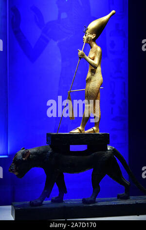 London, Großbritannien. 1. November 2019. Vergoldete hölzerne Statue von Tutanchamun Reiten ein Schwarz lackiert Panther an Tutankhamun, Schätze der Goldene Pharao Exhibition, die größte Anzahl von Artefakten aus dem Grab des ägyptischen Königs Tutanchamun Pharao jemals zu verlassen Ägypten auf dem Display gehen, Kennzeichnung der 100-Jahrfeier der Entdeckung des Grabes, in der Saatchi Gallery London, Großbritannien - 1 November 2019 Credit: Nils Jorgensen/Alamy leben Nachrichten Stockfoto