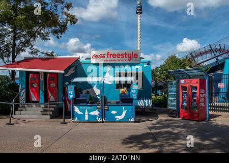 Orlando, Florida. Oktober 29, 2019. Coca Cola Free Style Store und Sky Tower im Seaworld. Stockfoto